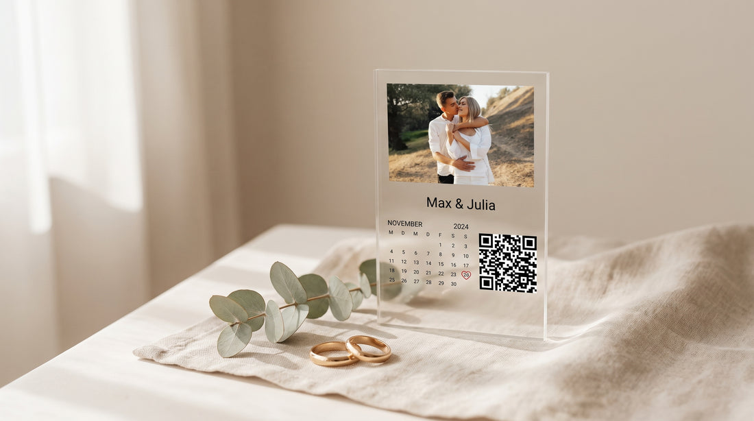 Hochzeitslied Text: Acrylglas-Aufsteller mit Song-QR-Code neben Eheringen und Eukalyptus auf Leinen