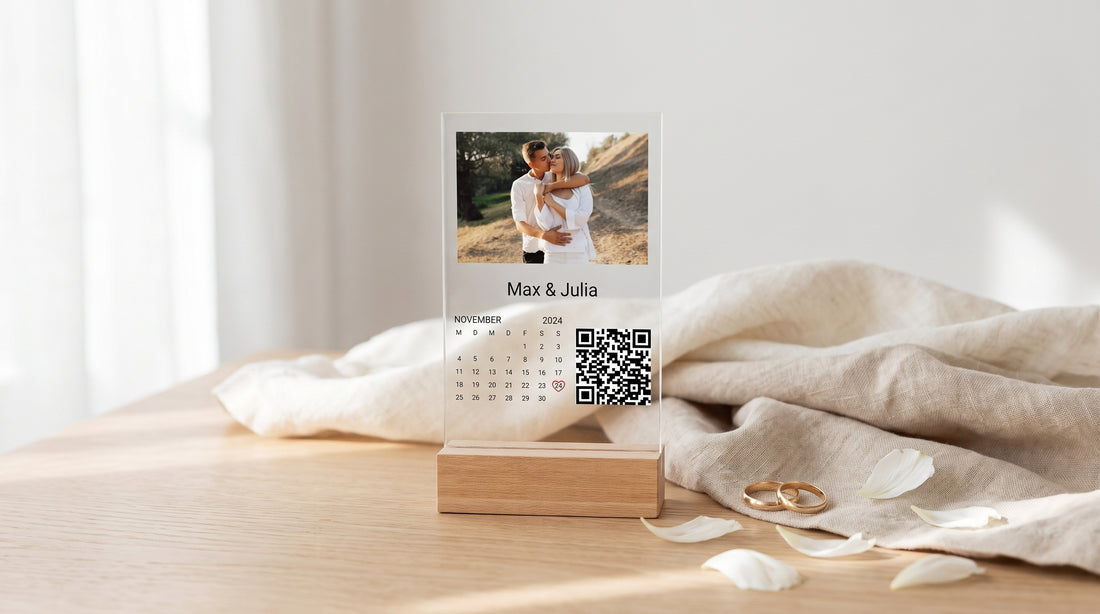 Moderne Hochzeitslieder: minimalistisches Stillleben mit Eheringen und Song-QR-Karte