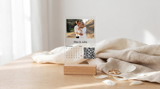 Moderne Hochzeitslieder: minimalistisches Stillleben mit Eheringen und Song-QR-Karte