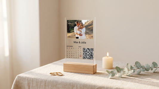 Hochzeitslieder Kirche: minimalistisches Stillleben mit Eheringen, Kerze und Song-QR-Karte