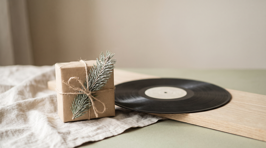 Weihnachtsgeschenk für Oma: Geschenkbox mit Tannenzweig und Schallplatte auf hellem Leinen